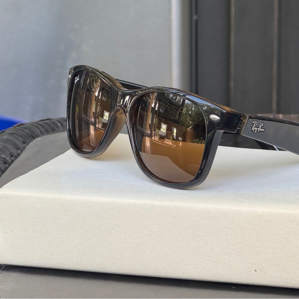 Ray-Ban Wayfarer Tortoise Shell Sunglasses - Picture 4 of 9